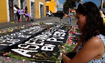 Mujeres protestan en Casa Aguayo